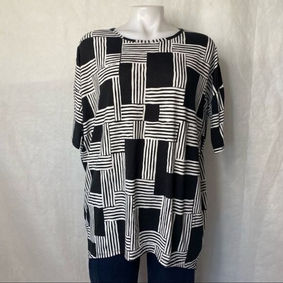 LuLaRoe Tops - LulaRoe White Black Geometrical High Low Casual Shirt Size S